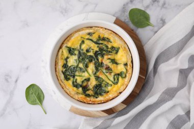 Beyaz mermer masada ıspanaklı lezzetli turta, düz.