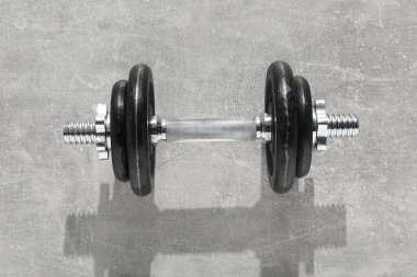 Gri desenli arka planda bir halter, üst görünüm