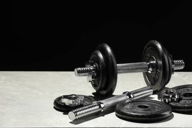 Halter ve bir parçanın siyah arkaplana karşı ışık masasında olması. Metin için boşluk