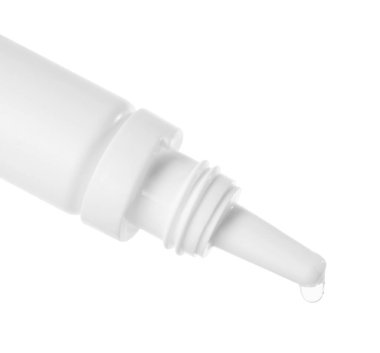 Beyaz arka planda şişeden damlayan tıbbi damlalar