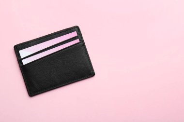 Deri kartvizitli, pembe arka planda boş kartvizitli, üst manzaralı. Metin için boşluk
