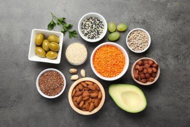 Farklı ürünler, gri masada doğal yağlar bakımından yüksek, düz.