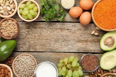 Farklı ürünler, ahşap masa üzerinde doğal yağ oranı yüksek, düz. Metin için boşluk