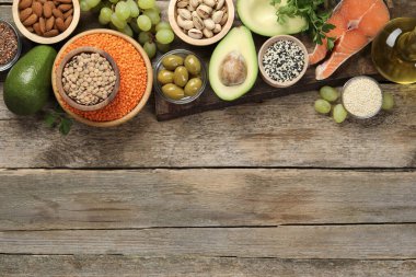 Farklı ürünler, ahşap masa üzerinde doğal yağ oranı yüksek, düz. Metin için boşluk