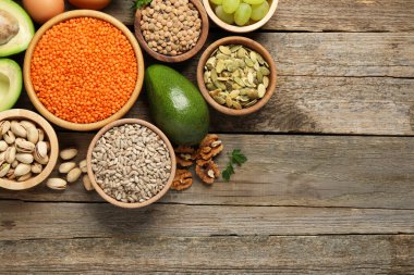 Farklı ürünler, ahşap masa üzerinde doğal yağ oranı yüksek, düz. Metin için boşluk