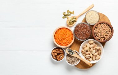 Farklı ürünler beyaz ahşap masa üzerinde doğal yağ oranı yüksek, düz. Metin için boşluk