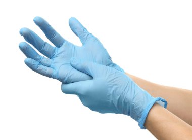 Doktor beyaz arka planda açık mavi tıbbi eldiven giyiyor, yakın plan.