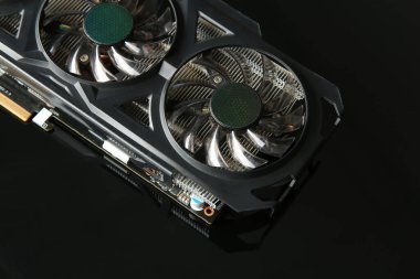 Koyu ayna yüzeyindeki bilgisayar grafik kartı, görüntünün üstünde