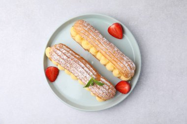 Kremayla, çilekle ve nane şekeriyle dolu nefis ekler-