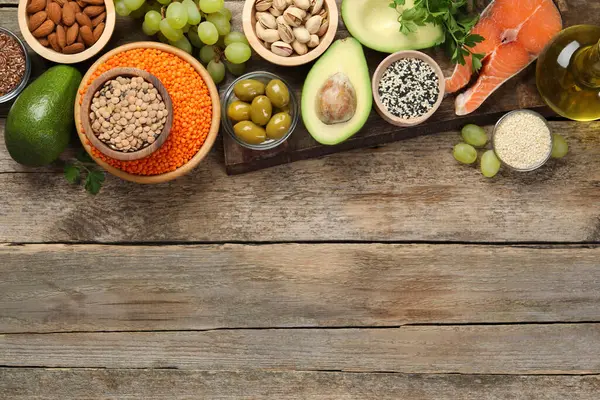 Farklı ürünler, ahşap masa üzerinde doğal yağ oranı yüksek, düz. Metin için boşluk