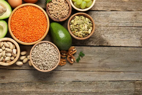 Farklı ürünler, ahşap masa üzerinde doğal yağ oranı yüksek, düz. Metin için boşluk