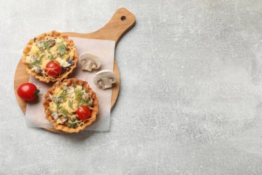 Peynirli, domatesli, mantarlı ve dereotlu turtalar. Metin için boşluk