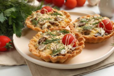 Peynirli, domatesli, mantarlı ve dereotlu tartlar.