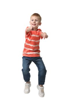 Mutlu küçük çocuk beyaz arka planda dans ediyor