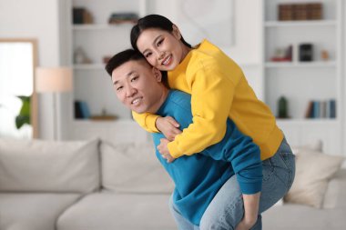 mutlu çift evde birlikte vakit