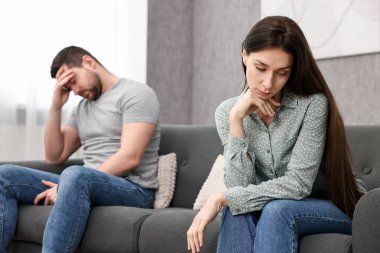 İçeride tartıştıktan sonra birbirlerini görmezden gelmeleri, seçici bir odak noktası. İlişki sorunları