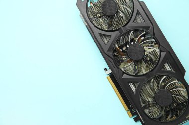 Açık mavi arka planda bir grafik kartı, üst manzara. Metin için boşluk