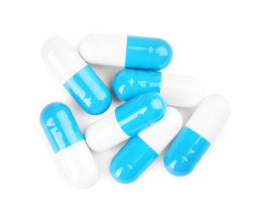 Beyaza izole edilmiş antibiyotik haplar.