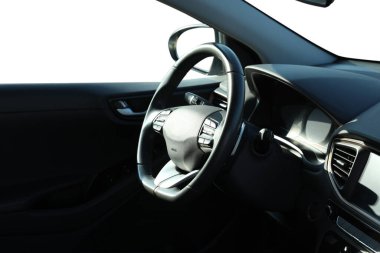 Modern arabadaki direksiyon ve gösterge paneli beyaza izole edilmiş.