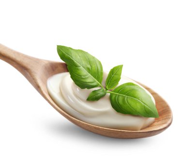 Lezzetli yoğurt ve fesleğenli kaşık.