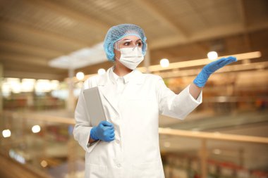 Gıda kalite kontrol uzmanı süpermarketteki ürünleri inceliyor