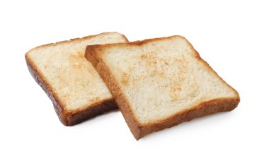 Taze ekmek parçaları beyaza izole edilmiş.