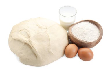 Çiğ hamur ve malzemeler beyaza izole edilmiş.