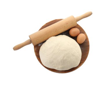 Çiğ hamur, yumurta ve merdane beyaza izole edilmiş, üst manzara