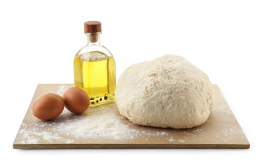 Çiğ hamur ve malzemeler beyaza izole edilmiş.