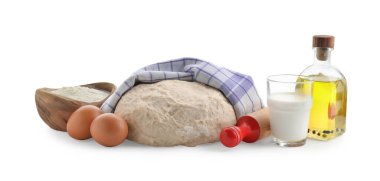 Çiğ hamur ve malzemeler beyaza izole edilmiş.