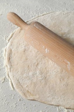 çiğ hamur ve oklava masada