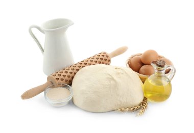 Çiğ hamur, merdane ve malzemeler beyaza izole edilmiş.