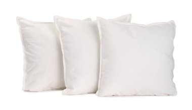 Birçok yeni yumuşak yastık beyaz üzerine izole edilmiş