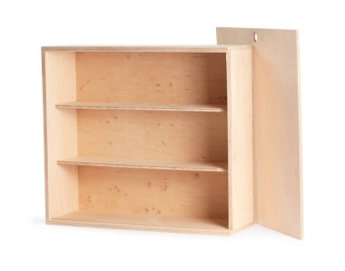 Boş ahşap şarap kutusu beyaza izole edilmiş.