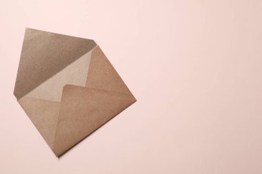 Bej arka planda mektup zarfı, üst manzara. Metin için boşluk