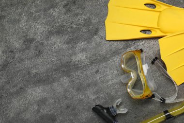Spor malzemeleri. Flippers, dalış maskesi ve şnorkelle gri desenli masa, düz yatak. Metin için boşluk