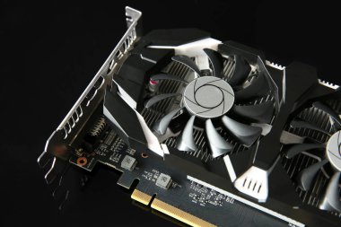 Koyu ayna yüzeyindeki bilgisayar grafik kartı, yakın plan.