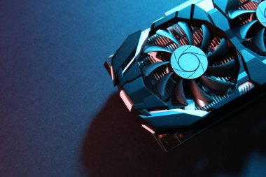 Renk arkaplanında bilgisayar grafikleri kartı, üst görünüm. Metin için boşluk