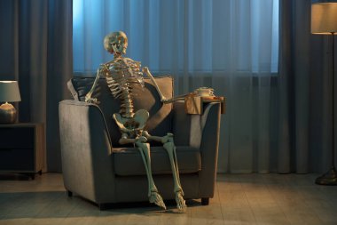 Bekleme konsepti Koltukta oturan insan iskeleti.