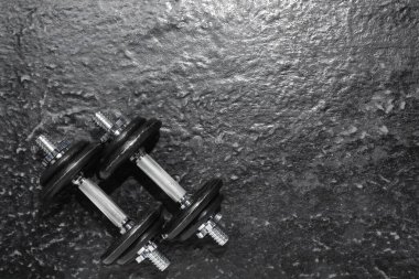 Koyu renk döşemeli halterler, üst manzara. Metin için boşluk