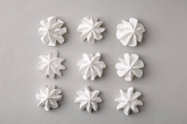 Açık gri arka planda lezzetli kremalı kurabiyeler.