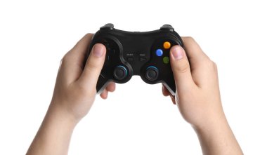 Beyaz arkaplanda kablosuz oyun denetleyici kullanan kadın, yakın plan