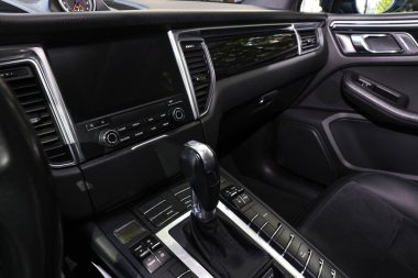 Modern siyah arabanın vites kolu.