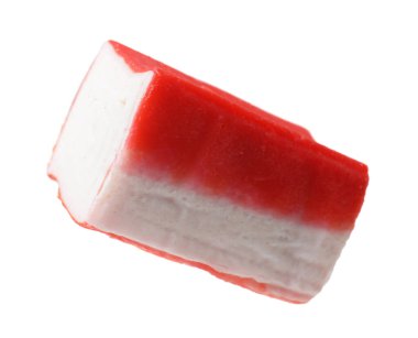 Lezzetli yengeç çubuğu beyaza izole edilmiş.