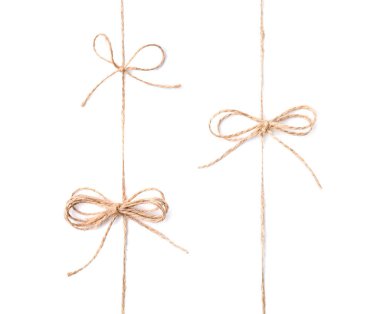 Beyaz, üst görünümde izole edilmiş fiyonklu keten ipler.