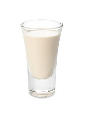 Beyaz üzerine izole edilmiş bir bardak kremalı kahve likörü.