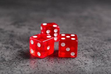 Gri desenli masada üç kırmızı kart, yakın plan.