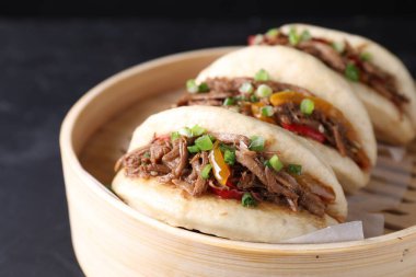 Bambu buharlı lezzetli gua bao siyah masada, yakın plan