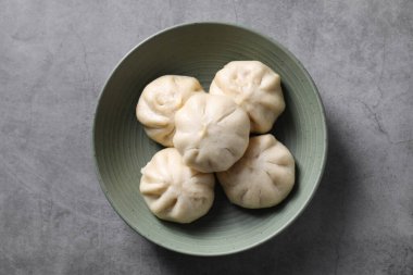 Lezzetli bao çörekleri (baozi) gri desenli masada, üst tarafta.