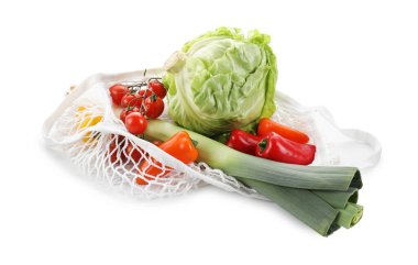 Farklı sebzelerin bulunduğu ip torbası beyaza izole edilmiş.